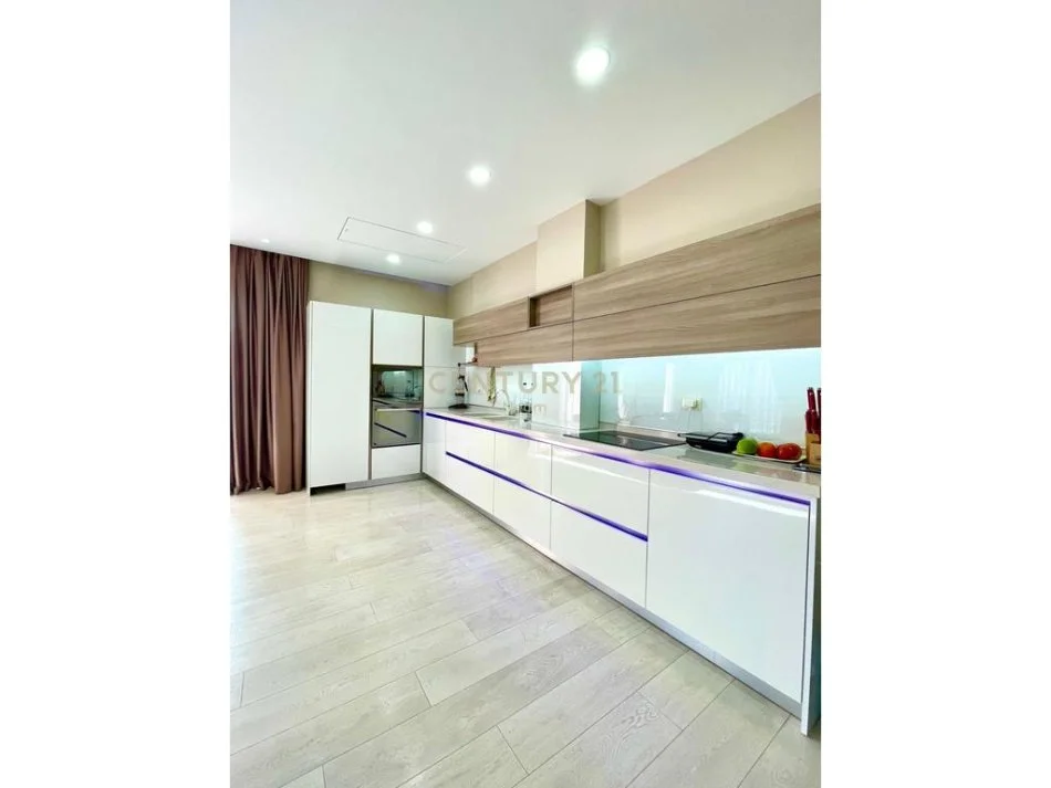 Tirane, jap me qera apartament 3+1+2+GARAZH , 175 m² 1.300 € (Liqeni i Thatë)