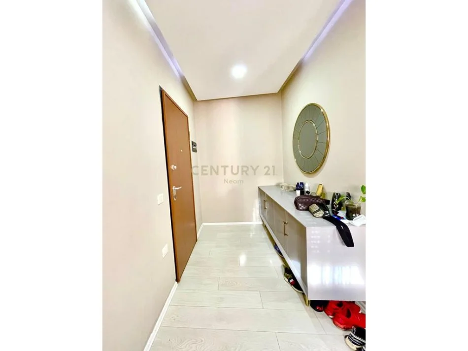 Tirane, jap me qera apartament 3+1+2+GARAZH , 175 m² 1.300 € (Liqeni i Thatë)