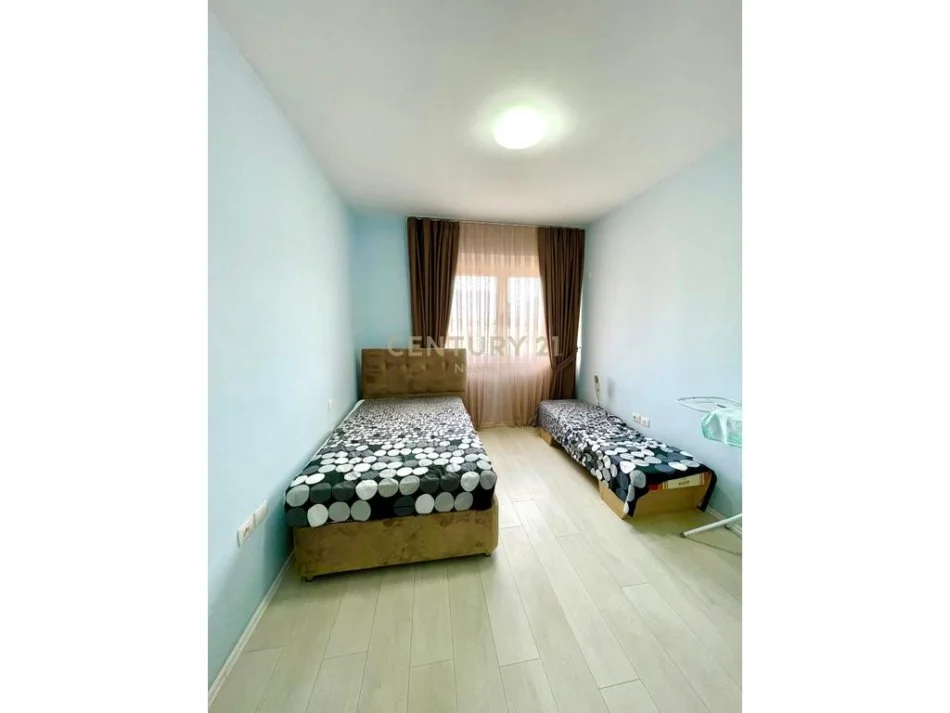 Tirane, jap me qera apartament 3+1+2+GARAZH , 175 m² 1.300 € (Liqeni i Thatë)