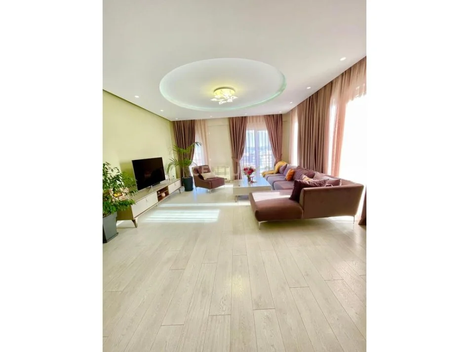Tirane, jap me qera apartament 3+1+2+GARAZH , 175 m² 1.300 € (Liqeni i Thatë)