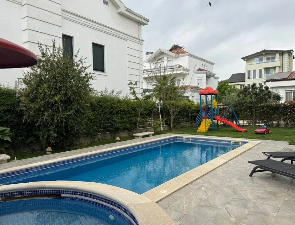 Tirane, shitet 5+1+Aneks+Ballkon Kati 4, 596 m² 1.300.000 € (Qendra Tregtare Teg)