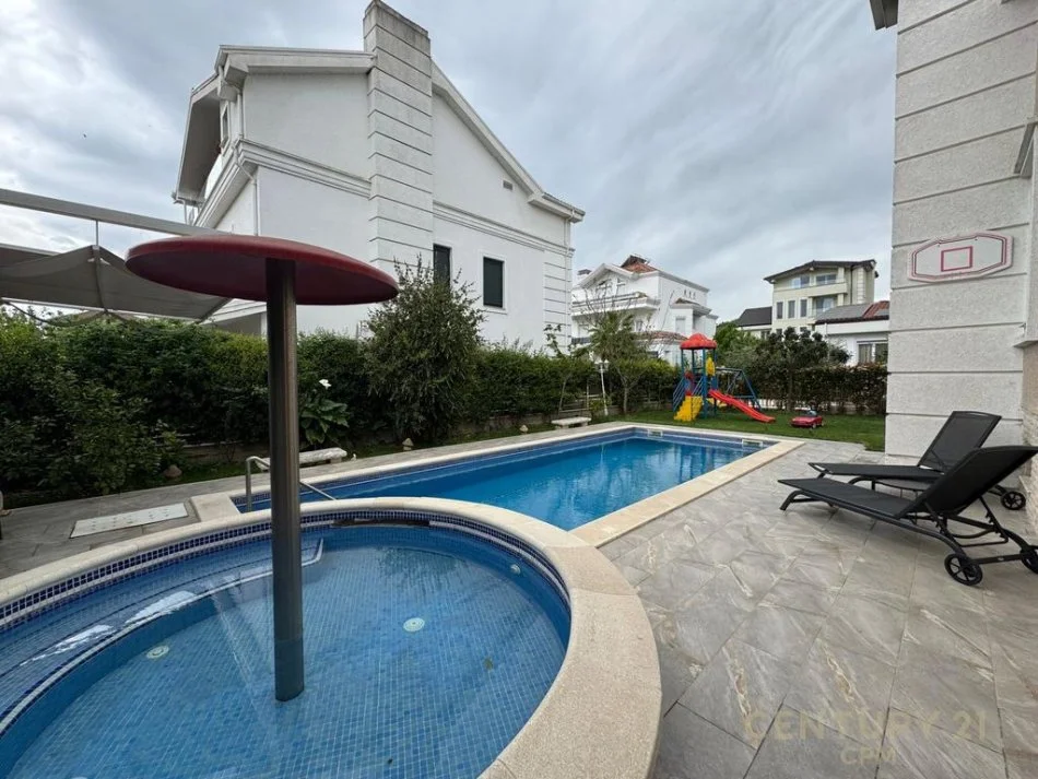 Tirane, shes Vile Me Pishine, 596 m² 1.300.000 € (Mjull - Bathore)