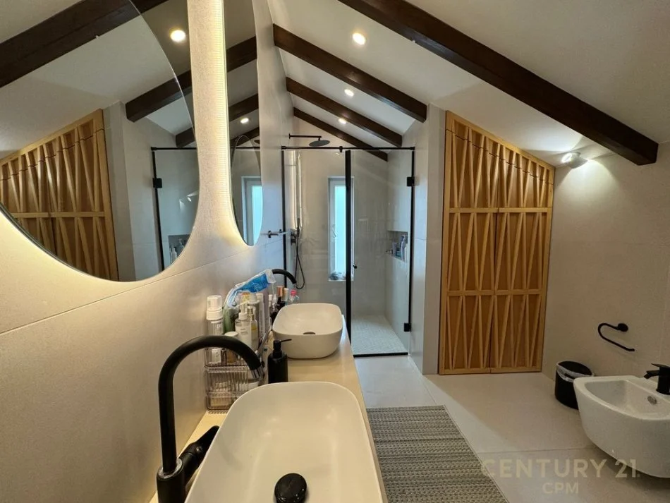 Tirane, shes Vile Me Pishine, 596 m² 1.300.000 € (Mjull - Bathore)