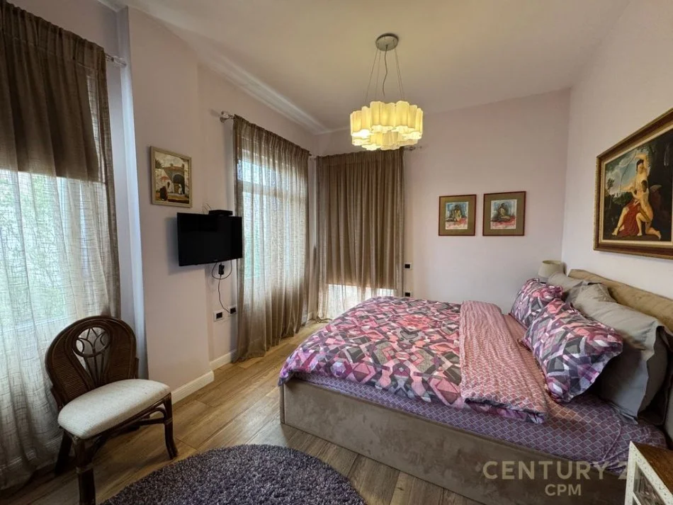 Tirane, shes Vile Me Pishine, 596 m² 1.300.000 € (Mjull - Bathore)