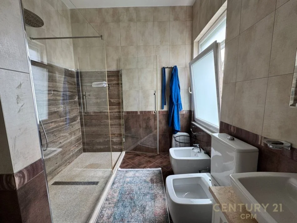 Tirane, shes Vile Me Pishine, 596 m² 1.300.000 € (Mjull - Bathore)