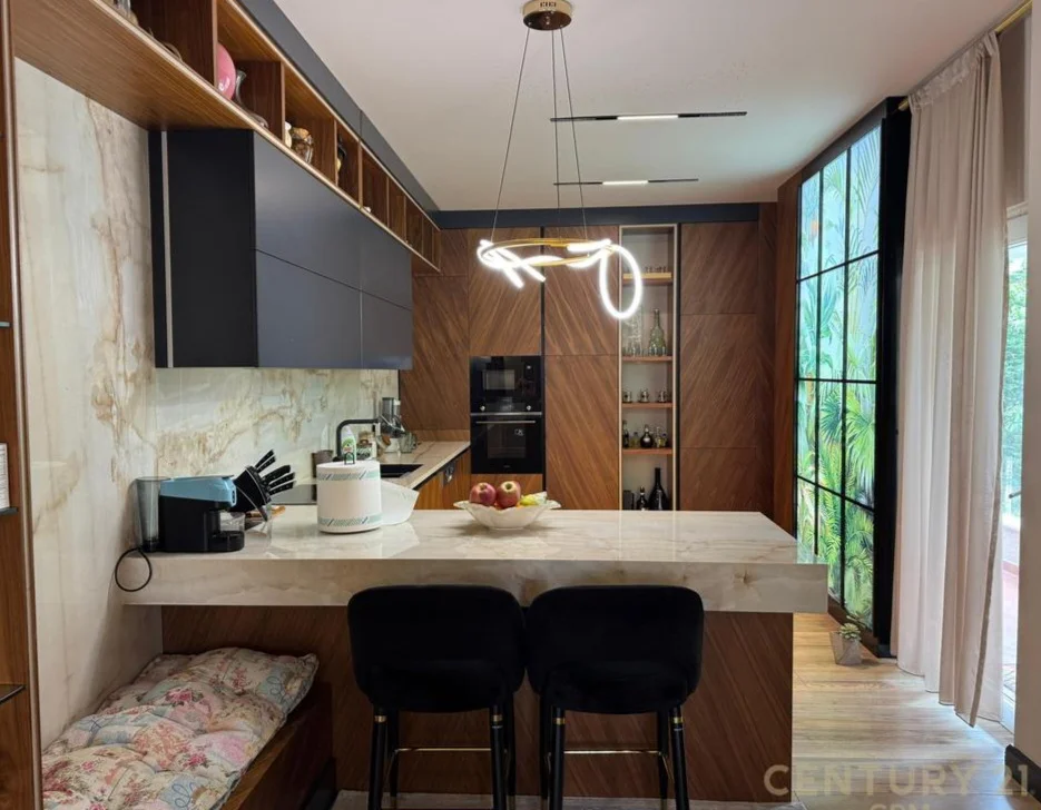 Tirane, shitet 5+1+Aneks+Ballkon Kati 4, 596 m² 1.300.000 € (Qendra Tregtare Teg)