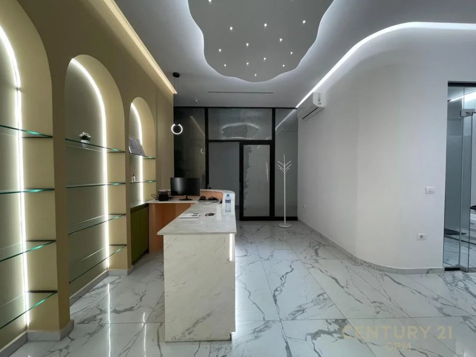 Tirane, jepet me qera ambjent biznesi Kati 1, 113 m² 2.300 € (Komuna Parisit)