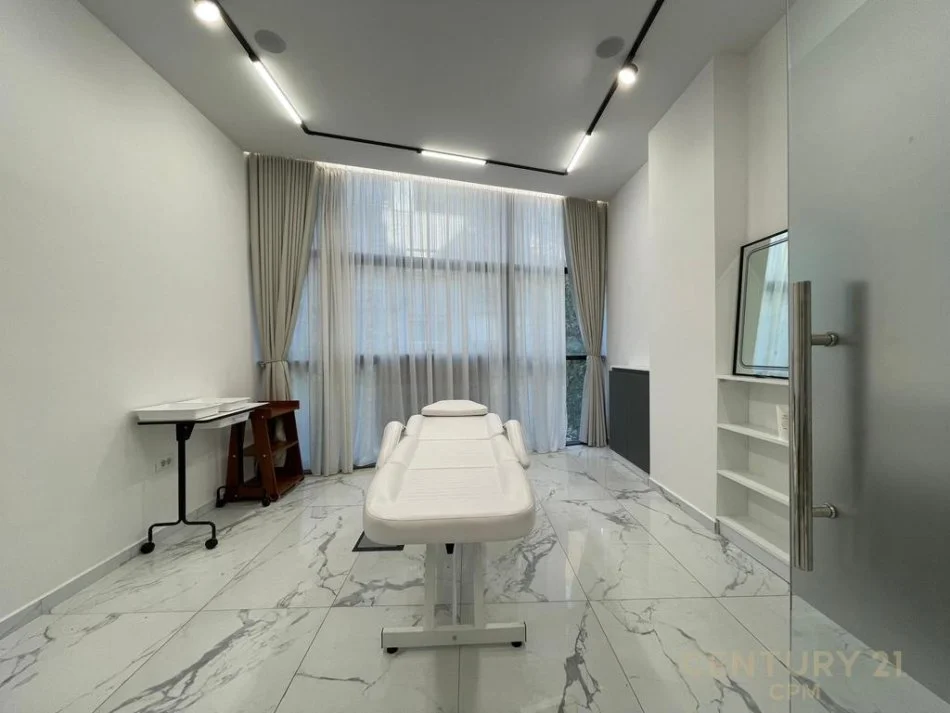 Tirane, jepet me qera ambjent biznesi Kati 1, 113 m² 2.300 € (Komuna Parisit)