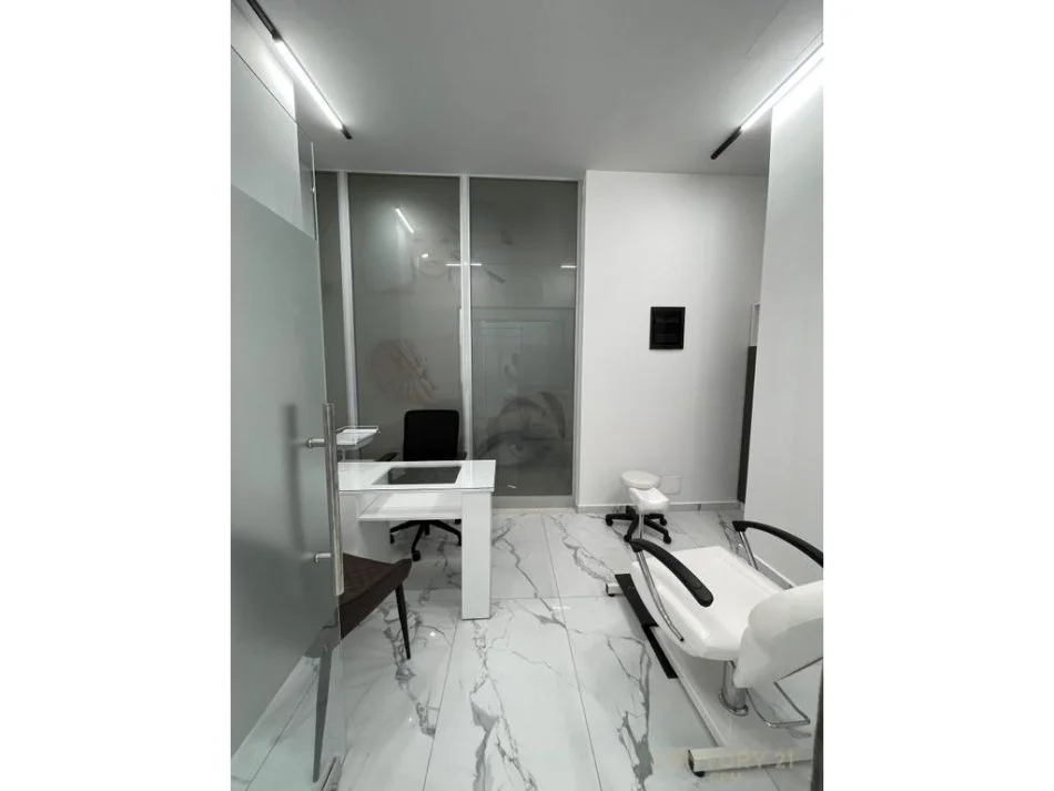 Tirane, jepet me qera ambjent biznesi Kati 1, 113 m² 2.300 € (Komuna Parisit)