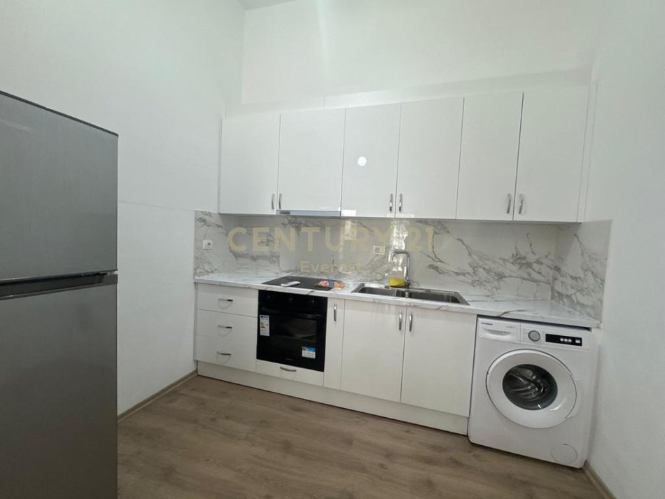 Tirane, shes apartament duplex 2+1 Kati 0, 70 m² 85.000 € (Fresku)