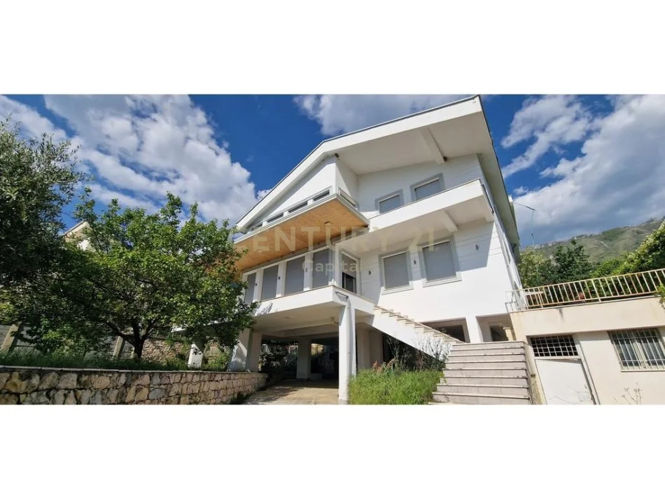 Tirane, shitet apartament Kati 3, 485 m² 210.000 € 