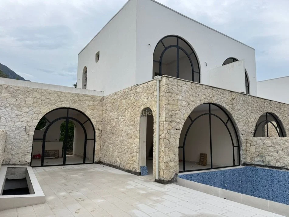 Dhermi - Palase, shitet Vile 3+1 Kati 3, 393 m² 950.000 € 