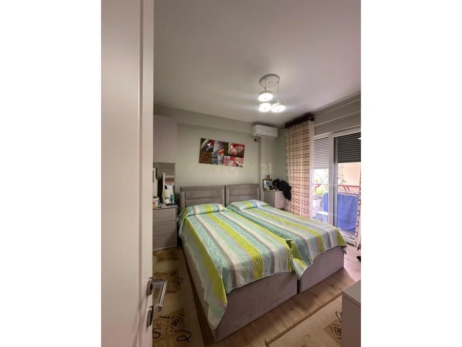 Tirane, shes apartament 2+1+2+POST PARKIMI , 93 m² 240.000 € (Liqeni i Thatë)