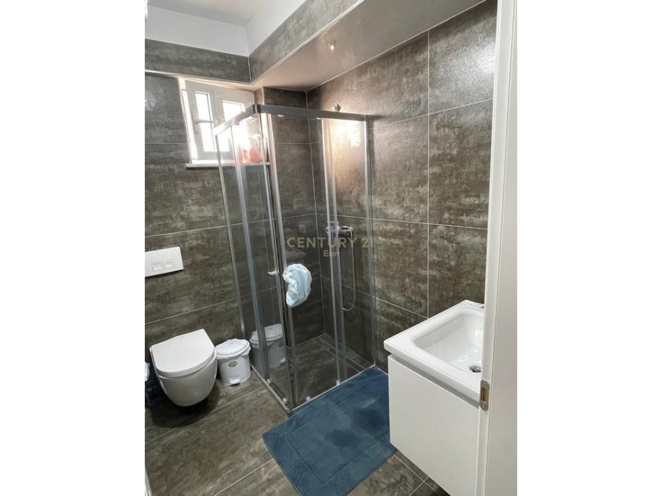 Durres, jepet me qera 2+1 Kati 3, 95 m² 400 € (ish keneta)