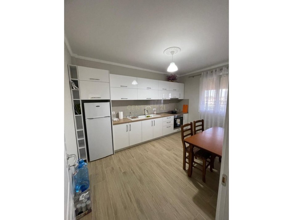 Durres, jepet me qera 2+1 Kati 3, 95 m² 400 € (ish keneta)