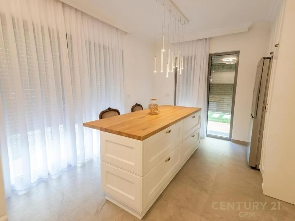 Tirane, shitet Vile Kati 3, 380 m² 850.000 € (Porta E Gjelbert)