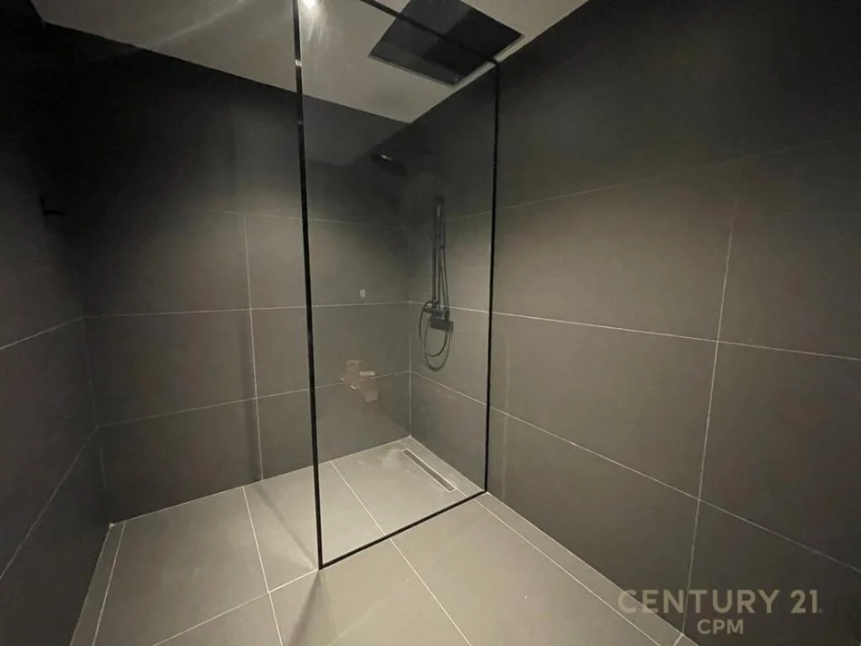 Tirane, shitet Vile Kati 3, 380 m² 850.000 € (Porta E Gjelbert)