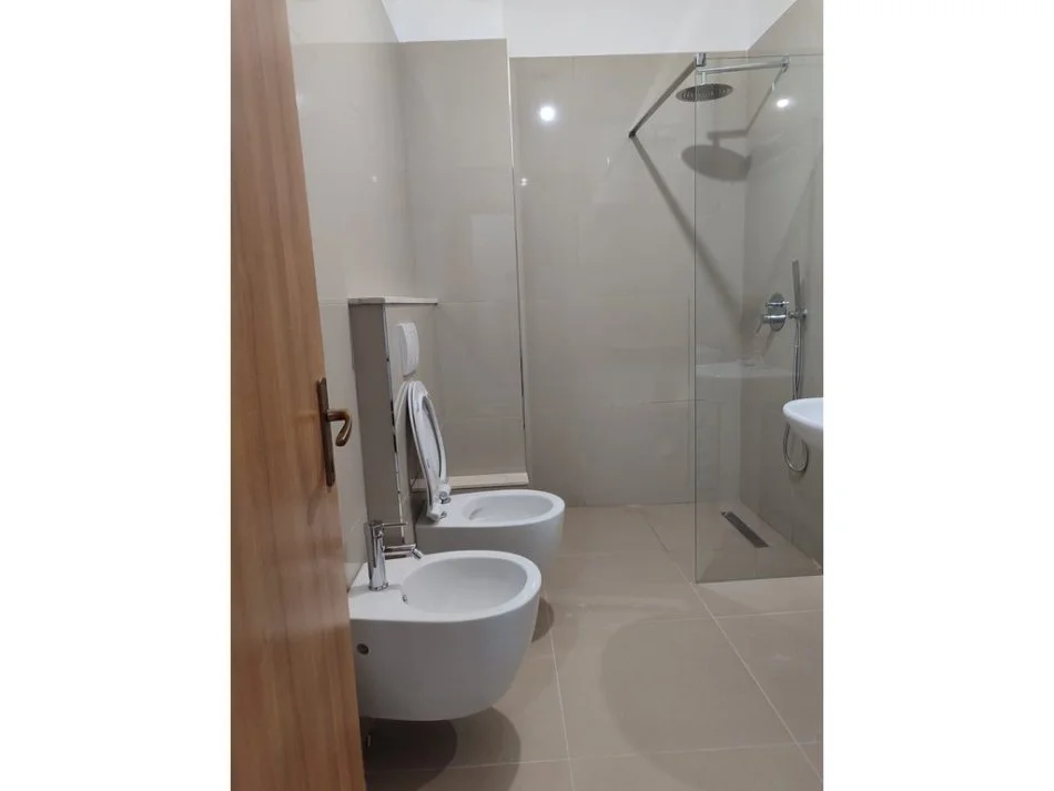 Tirane, jap me qera apartament 2+1+2 , 100 m² 600 € (Kopshti Botanik Zoologjik)