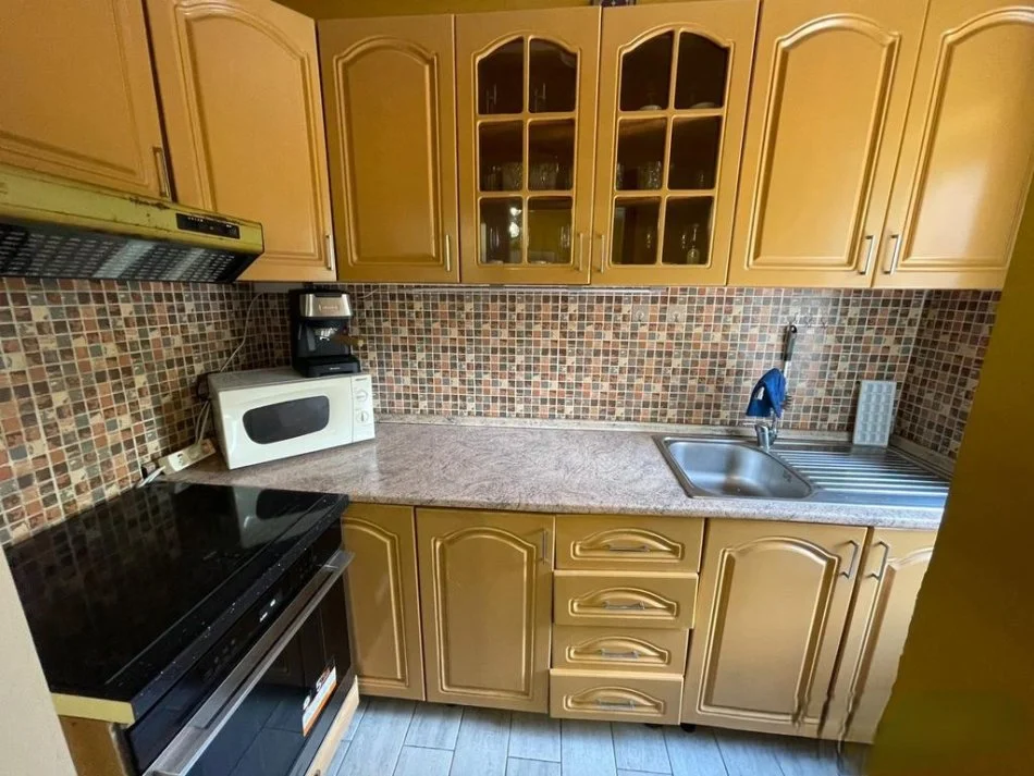 Tirane, jepet me qera apartament 1+1 Kati 1, 58 m² 500 € (shkolles Kushtrimi i Lirise në lagjen Ali Demi)