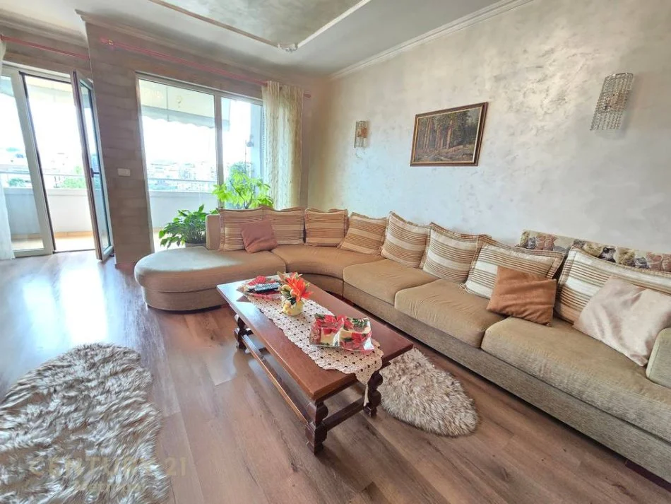 Tirane, jepet me qera apartament 2+1+Ballkon Kati 6, 115 m² 700 € (Metropol114665)