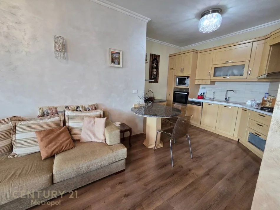 Tirane, jepet me qera apartament 2+1+Ballkon Kati 6, 115 m² 700 € (Metropol114665)