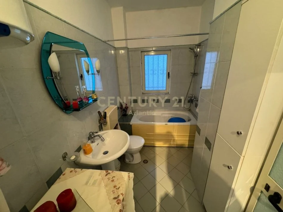 Durres, jepet me qera apartament 2+1+Ballkon Kati 9, 117 m² 500 € (Durres Pran Flagship Center)
