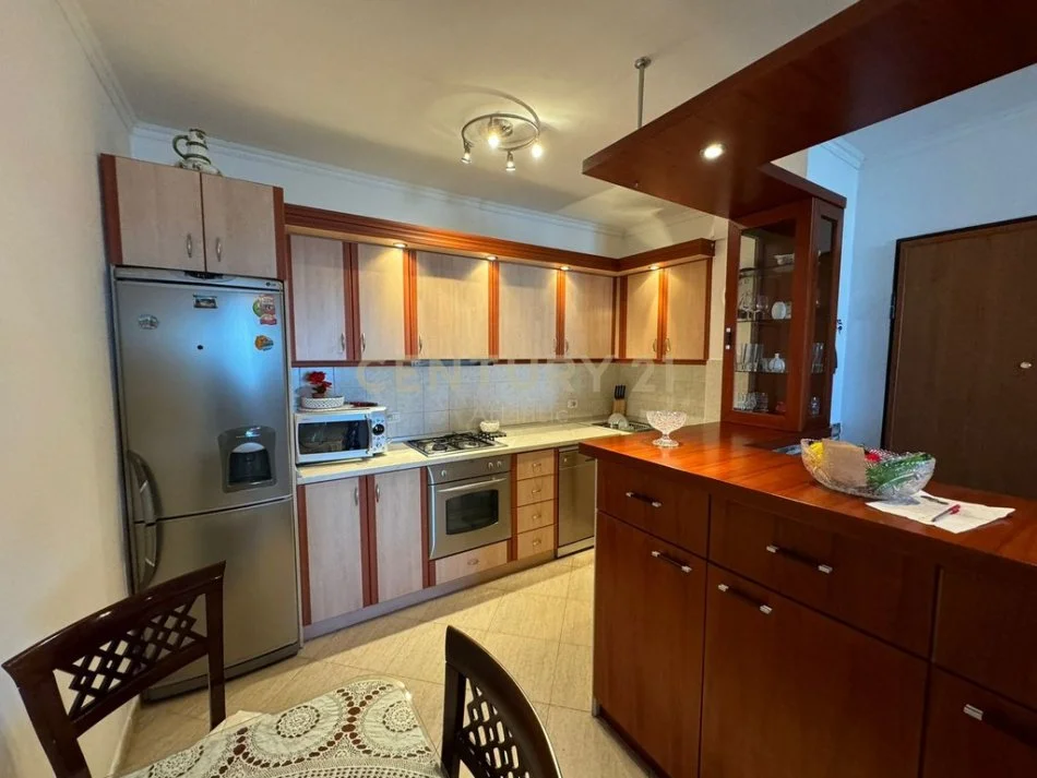 Durres, jepet me qera apartament 2+1+Ballkon Kati 9, 117 m² 500 € (Durres Pran Flagship Center)