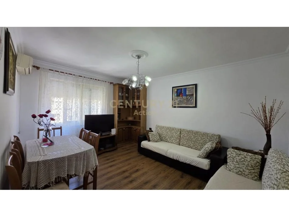 Tirane, jepet me qera apartament 2+1 Kati 5, 64 m² 500 € (Rruga Skender Luarasi)