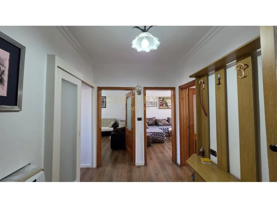 Tirane, jepet me qera apartament 2+1 Kati 5, 64 m² 500 € (Rruga Skender Luarasi)