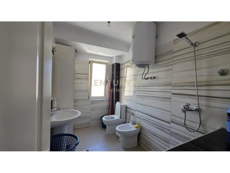 Tirane, jepet me qera apartament 2+1 Kati 5, 64 m² 500 € (Rruga Skender Luarasi)