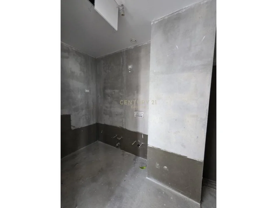 Tirane, jap me qera ambjent biznesi+POST PARKIMI , 187 m² 2.000 € (Lake View Residences, Liqeni i Tiranës)