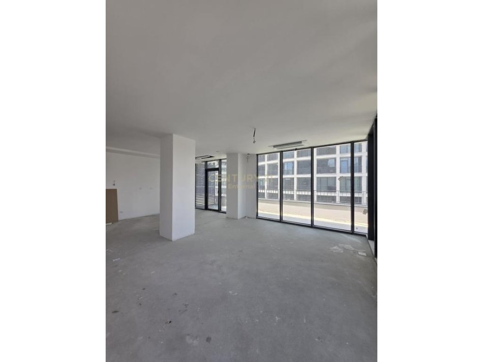 Tirane, jepet me qera ambjent biznesi , 187 m² 1800 €
