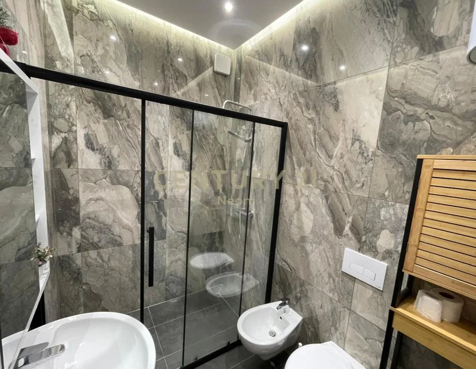 Tirane, jepet me qera apartament 2+1+Ballkon Kati 3, 115 m² 1.500 € (Rruga e Kosovareve)