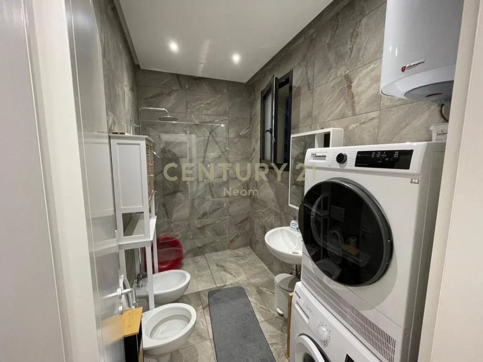 Tirane, jepet me qera apartament 2+1 Kati 3, 115 m² 1.500 € (Rruga e Kosovareve)