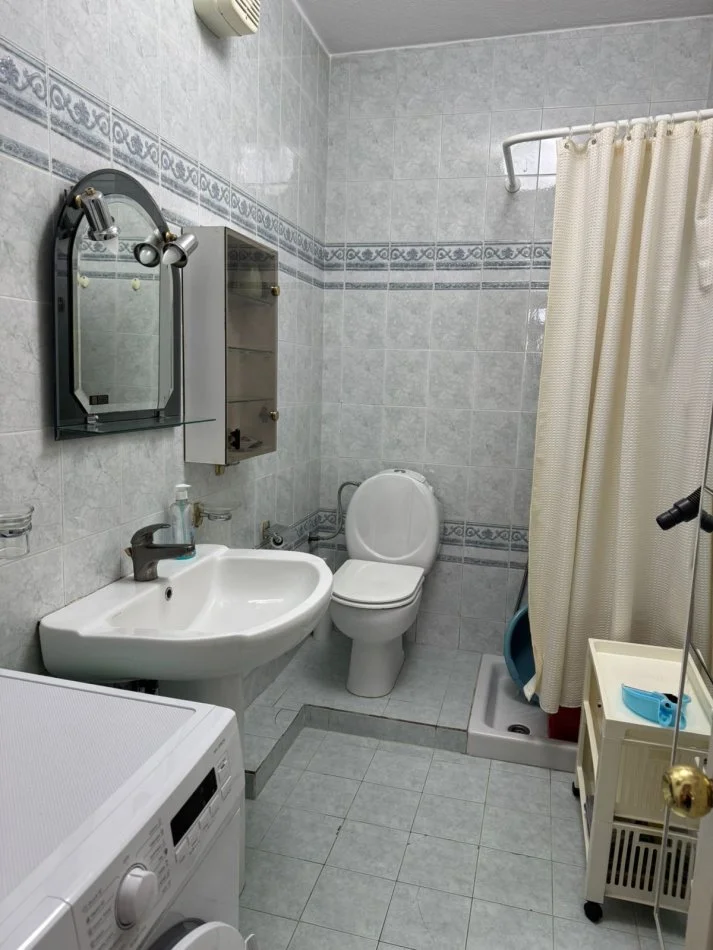 Tirane, jepet me qera apartament 2+1+Ballkon Kati 3, 100 m² 650 € (Rruga e Kosovareve)