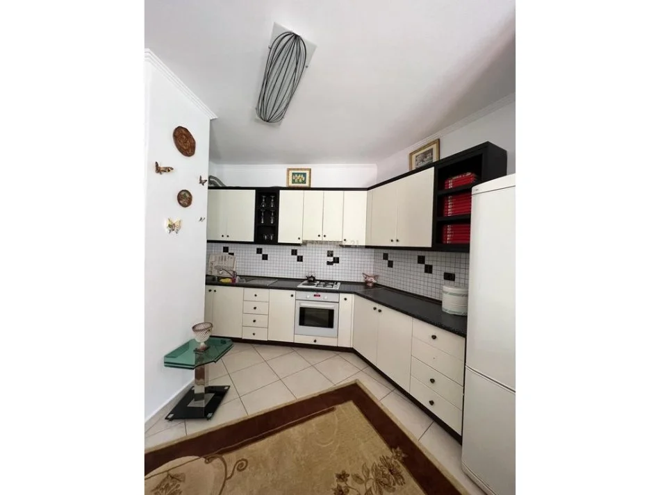 Tirane, jepet me qera apartament 3+1 Kati 8, 96 m² 500 € 