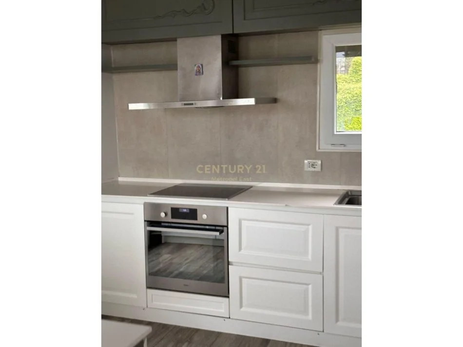 Tirane, jepet me qera Vile 3+1+Aneks+Ballkon Kati 2, 488 m² 2.700 € (Rruga Seit Teqja)