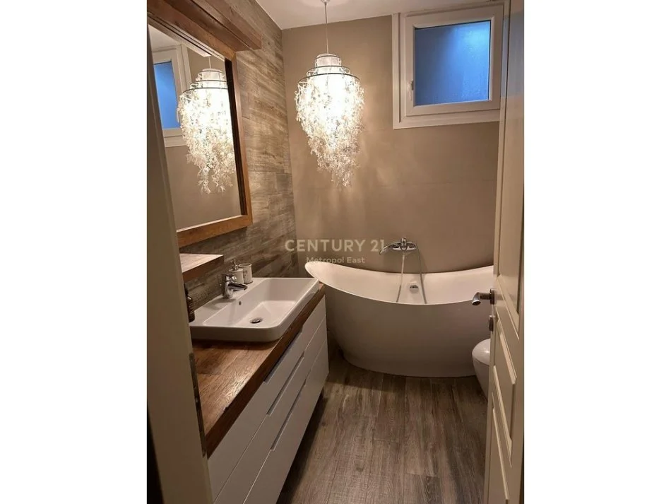 Tirane, jepet me qera Vile 3+1+Aneks+Ballkon Kati 2, 488 m² 2.700 € (Rruga Seit Teqja)