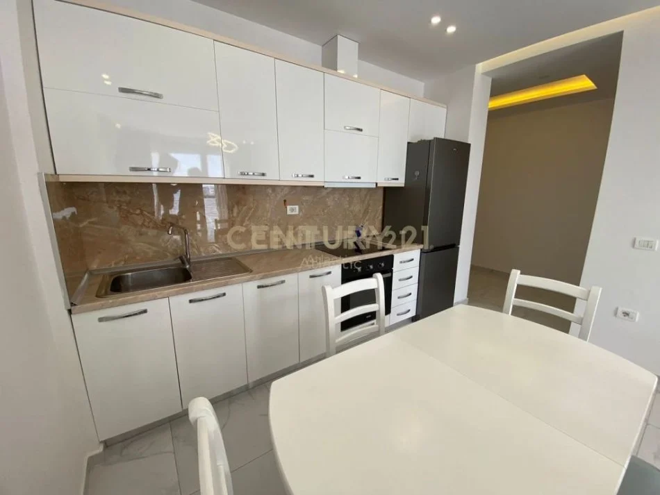 Durres Plazh, jepet me qera apartament 2+1 Kati 2, 110 m² 600 € (Plazh Rtota kuqe)