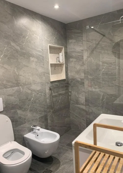 Tirane, jepet me qera apartament 2+1+Ballkon Kati 4, 100 m² 800 € (Komuna e Parisit)