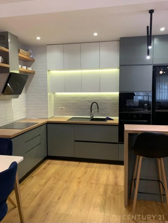 Tirane, jepet me qera apartament 2+1+Ballkon Kati 4, 100 m² 800 € (Komuna e Parisit)