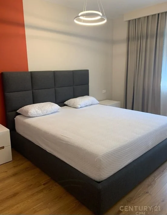 Tirane, jepet me qera apartament 2+1+Ballkon Kati 4, 100 m² 800 € (Komuna e Parisit)