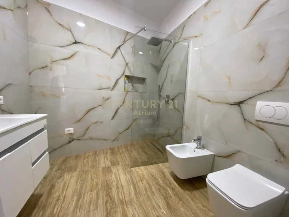 Tirane, jepet me qera apartament 3+1 Kati 2, 100 m² 600 € (Oxhaku)