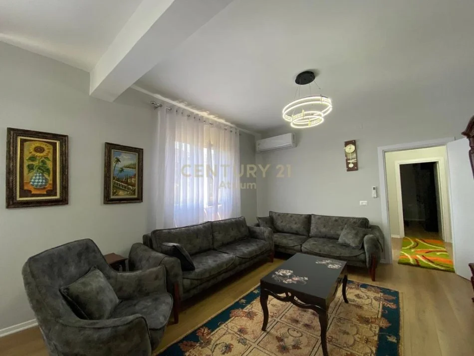 Tirane, jepet me qera apartament 3+1 Kati 2, 100 m² 600 € (Oxhaku)