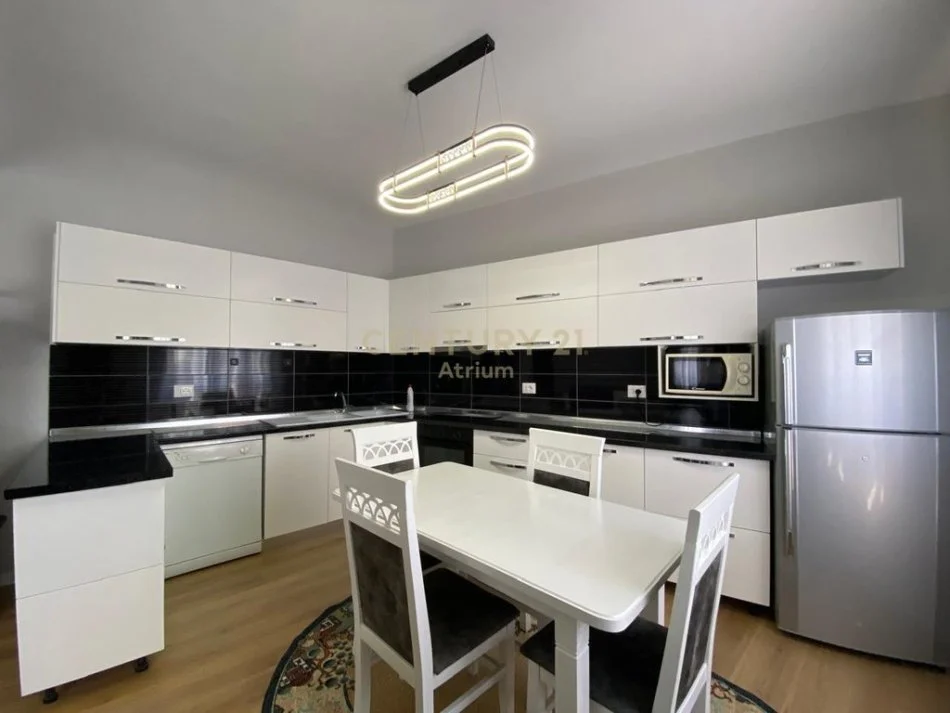 Tirane, jepet me qera apartament 3+1 Kati 2, 100 m² 600 € (Oxhaku)