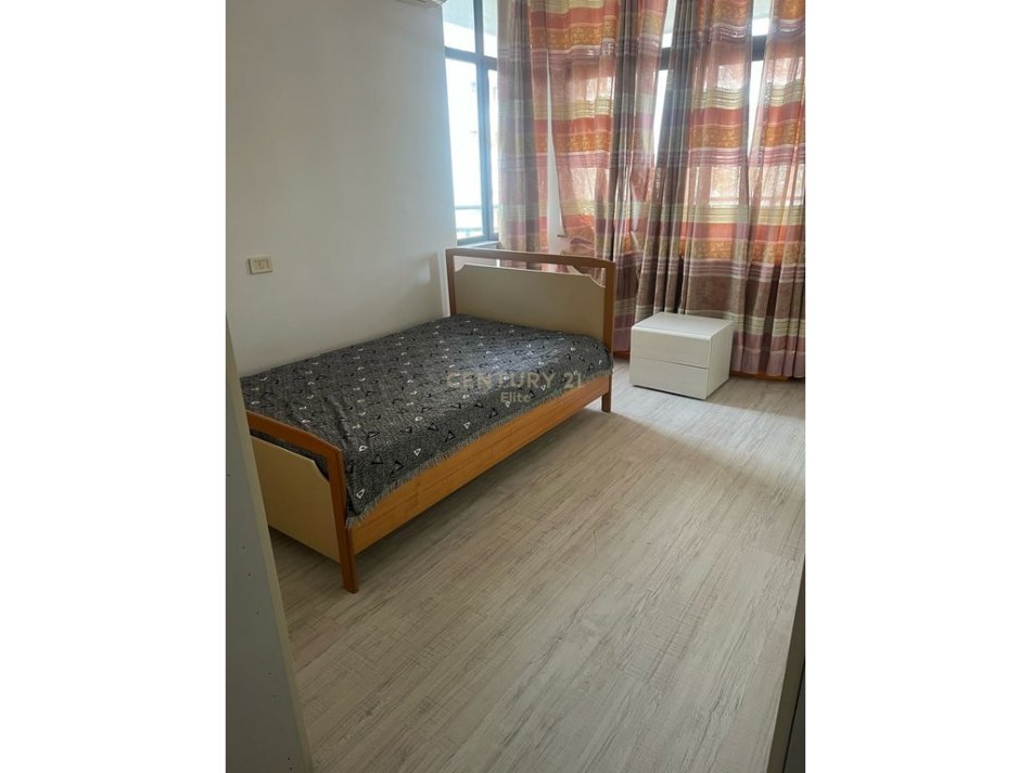 Tirane, jepet me qera apartament 2+1 Kati 10, 120 m² 700 € (Tek Bulevardi Zogu i Pare)