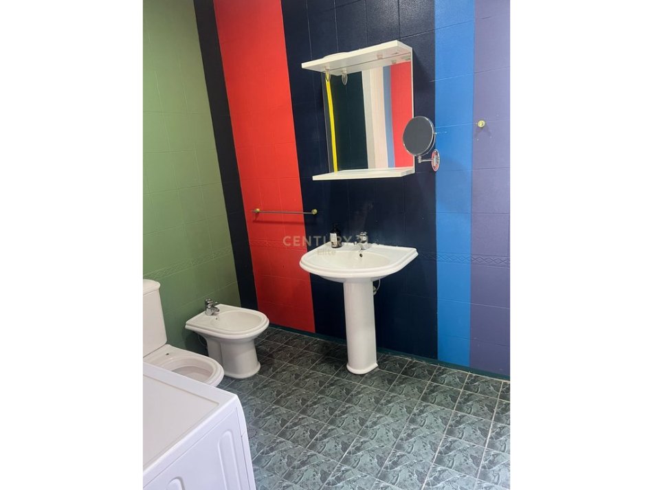 Tirane, jepet me qera apartament 2+1 Kati 10, 120 m² 700 € (Tek Bulevardi Zogu i Pare)