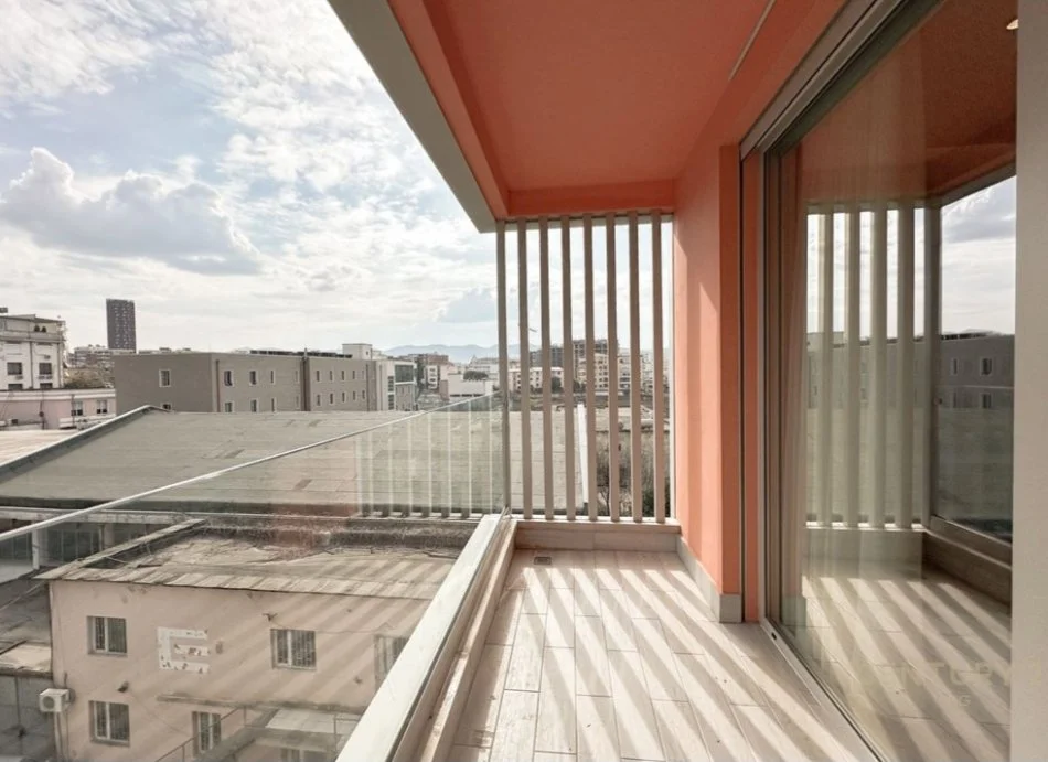 Tirane, jepet me qera apartament 2+1+Ballkon Kati 4, 102 m² 1.000 € (Zogu i Zi)