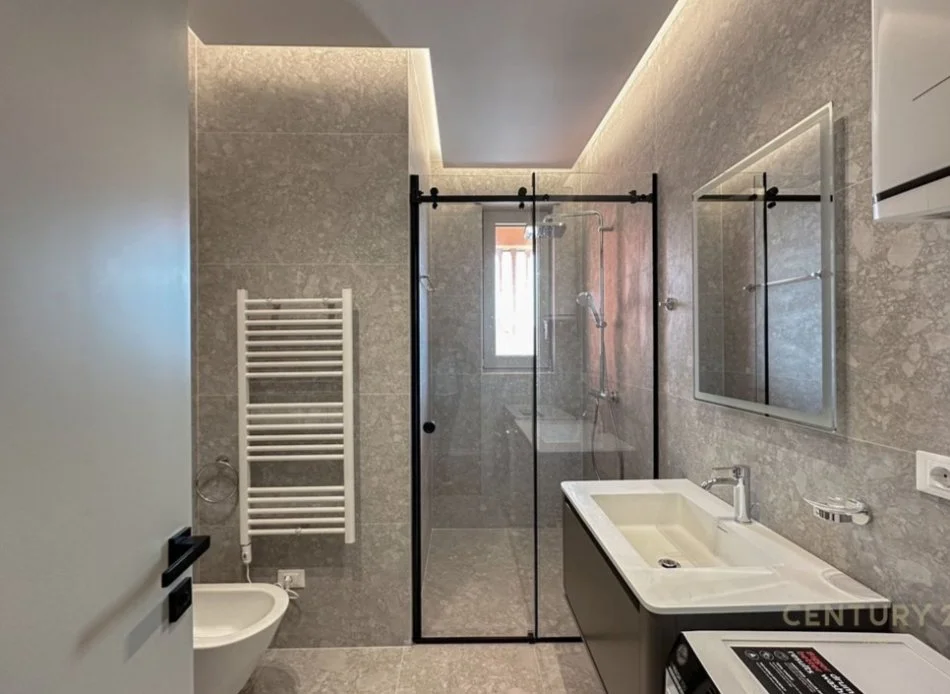 Tirane, jepet me qera apartament 2+1+Ballkon Kati 4, 102 m² 1.000 € (Zogu i Zi)