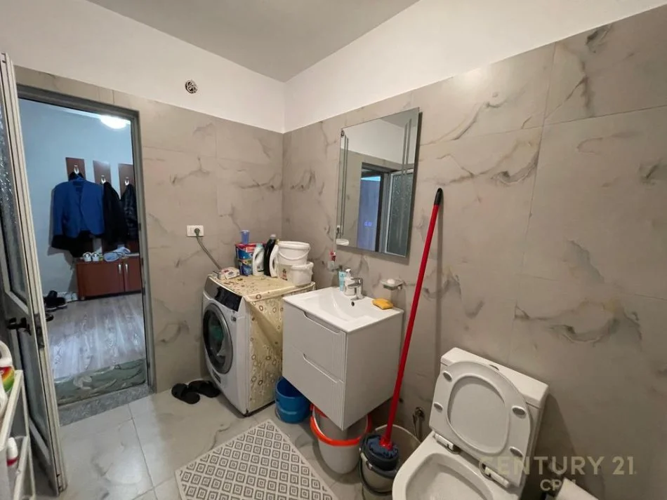 Tirane, shes 3+1+Ballkon Kati 4, 110 m² 150.000 € (ali demi)